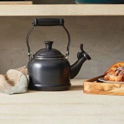 Le Creuset 1.25 Qt. Demi Kettle Tea Pot | Licorice 8 Le Creuset 1.25 Qt. Demi Kettle Tea Pot | Licorice -Cookware & Knives Shop rs12764 200716 deepteallicoricemeringuestoneshelfalt ret