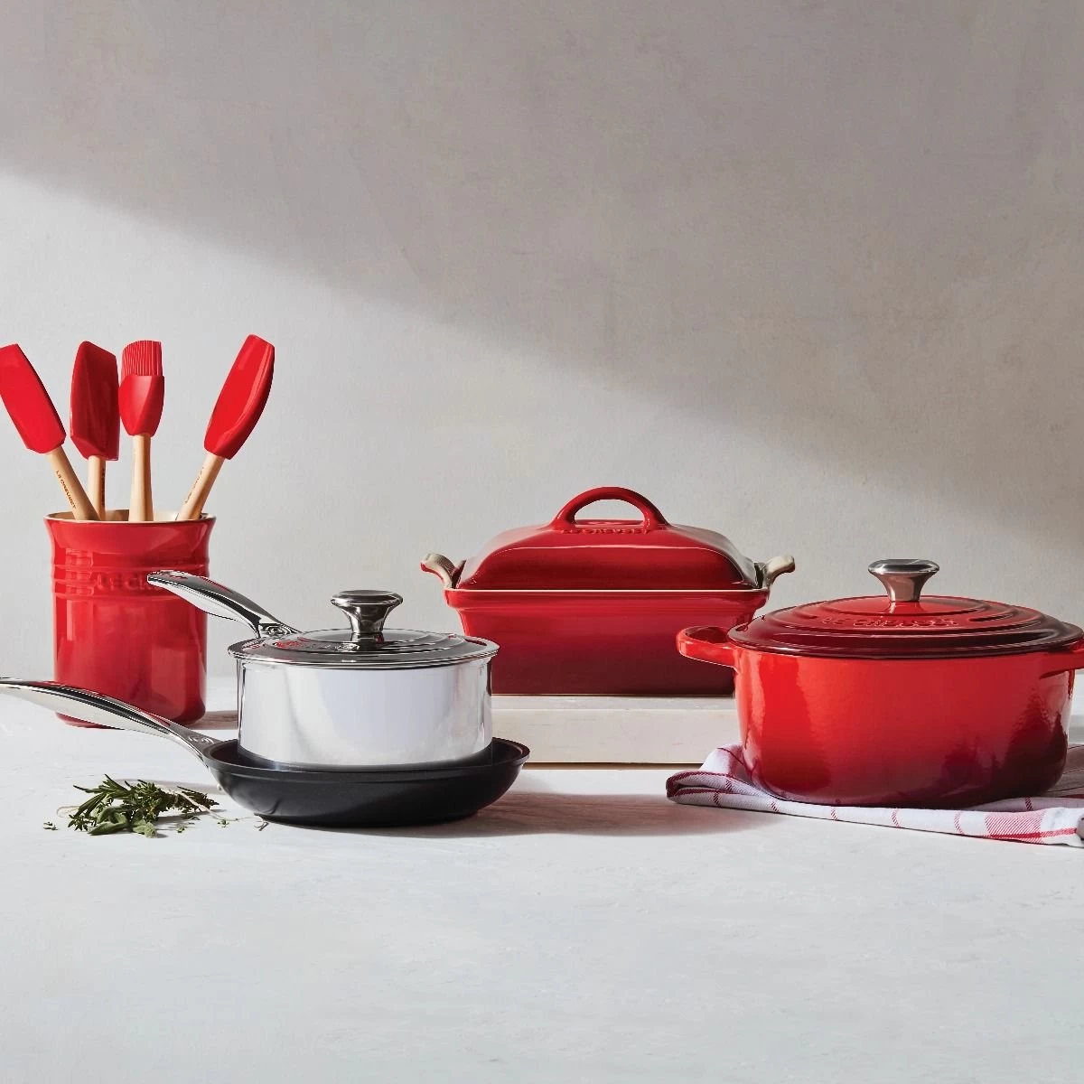 Le Creuset 12-Piece Mixed Material Cookware Set | Cerise 4 Le Creuset 12-Piece Mixed Material Cookware Set | Cerise - Image 2
