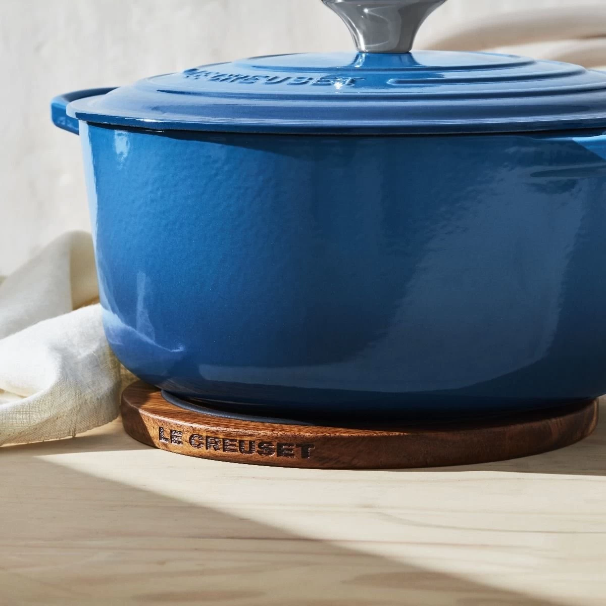Le Creuset 5.5 Qt. Round Signature Cast Iron Dutch Oven With Stainless Steel Knob | Marseille Blue 6 Le Creuset 5.5 Qt. Round Signature Cast Iron Dutch Oven With Stainless Steel Knob | Marseille Blue - Image 4